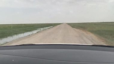 Cip Çin 'de kırsal yol boyunca gidiyor.