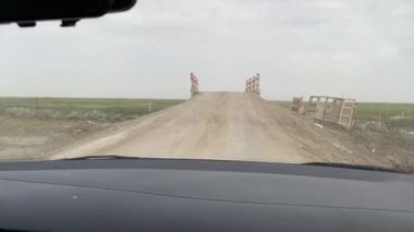 Cip Çin 'de kırsal yol boyunca gidiyor.