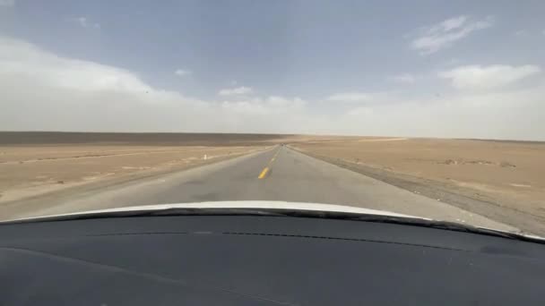 Suv bil kör längs landsvägen i Kina — Stockvideo