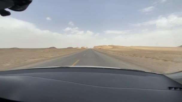 Geländewagen fährt auf Landstraße in China — Stockvideo