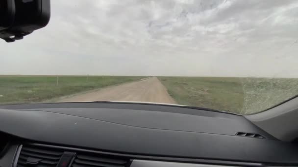 Suv αυτοκίνητο οδηγεί κατά μήκος του αγροτικού δρόμου στην Κίνα — Αρχείο Βίντεο