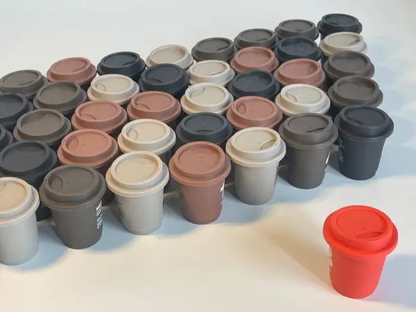 Taza de café de plástico con etiqueta — Foto de Stock