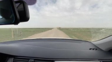 Cip Çin 'de kırsal yol boyunca gidiyor.