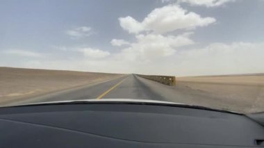 Cip Çin 'de kırsal yol boyunca gidiyor.