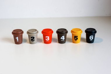 Etiketli plastik kahve fincanı