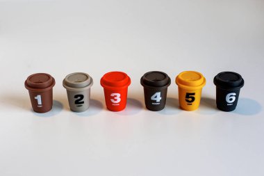 Etiketli plastik kahve fincanı