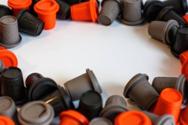 Etiketli plastik kahve fincanı