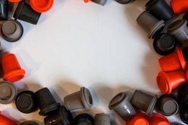 Etiketli plastik kahve fincanı