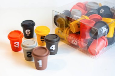 Etiketli Saturnbird plastik kahve fincanı. 15 Ekim 2021 Chengdu, Çin.