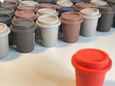 Etiketli Saturnbird plastik kahve fincanı. 15 Ekim 2021 Chengdu, Çin.