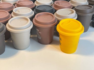 Etiketli Saturnbird plastik kahve fincanı. 15 Ekim 2021 Chengdu, Çin.