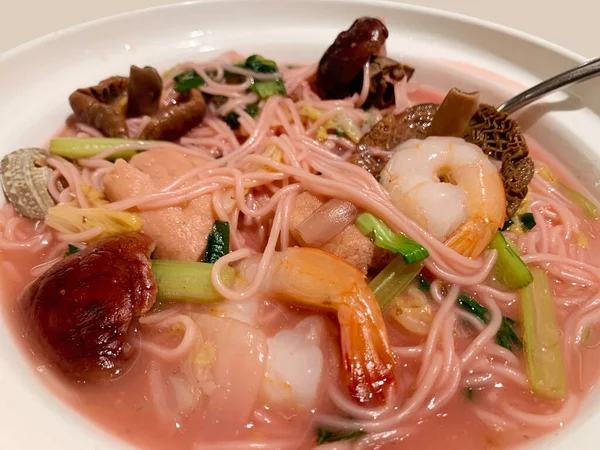 Fideos chinos con camarones y champiñones —  Fotos de Stock