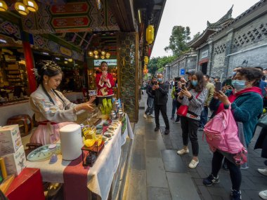  Bir bayan çeşitli çay çeşitleri satıyor. Chengdu, Çin. 17 Ekim 2021