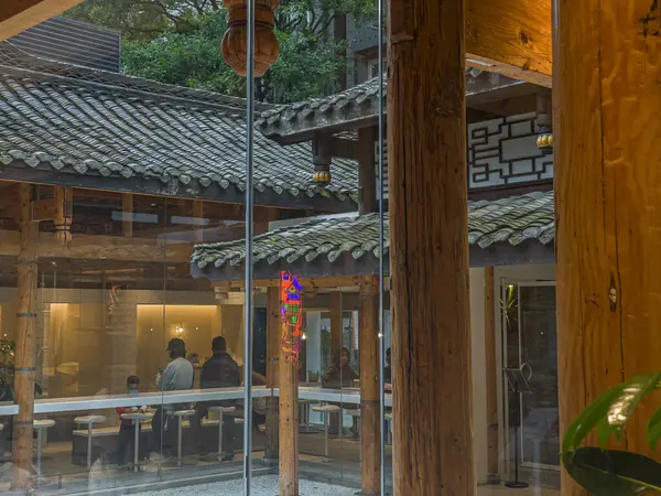 Кофейня Arabica в Чэнду. Китай. 17 октября 2021 г. — стоковое фото