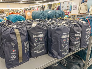 Chengdu, Çin 'de Dechathlon alışveriş merkezi. 16 Ekim 2021 