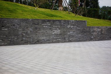 Yeşillikli eski tuğla duvar