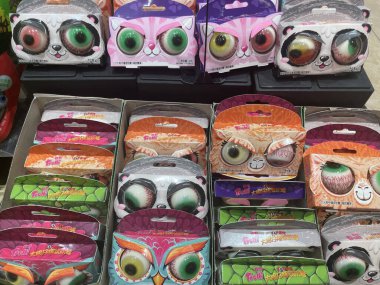 Chengdu, Çin 'de raflarda satılık Cadılar Bayramı süsleri. 17 Ekim 2021