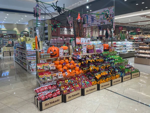 Decorações de Halloween para venda nas prateleiras em Chengdu, China. 17 out 2021 — Fotografia de Stock