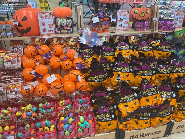 Decorações de Halloween para venda nas prateleiras em Chengdu, China. 17 out 2021 — Fotografia de Stock