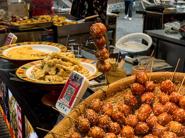 Çin usulü kızarmış pirinç topları, tipik Çin sokak yemekleri..