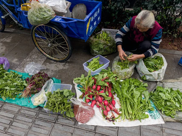 Oude dame verkoopt groente, Chengdu China. 17 okt 2021 — Stockfoto