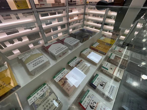 在中国成都的商店里销售的中国香烟。2021年10月16日 — 图库照片