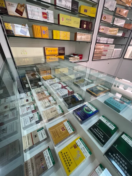Chinesische Zigaretten werden in Geschäften in Chengdu, China, verkauft. 16. Oktober 2021 — Stockfoto