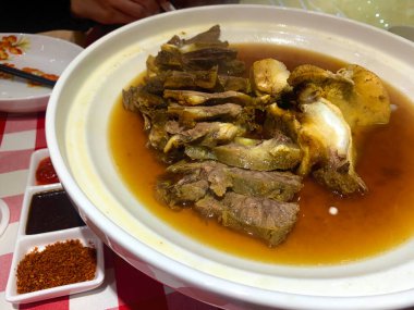 Bir tabak et parçası.