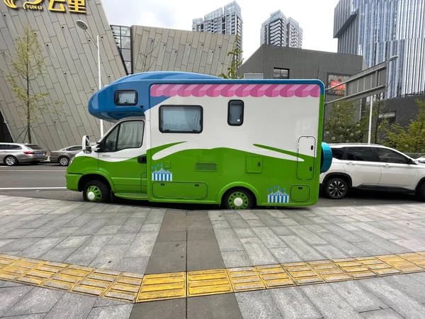 Wohnmobil-Zelten im CBD Chengdu, China. 18. Oktober 2021 — Stockfoto