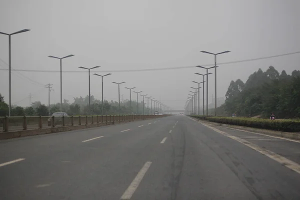 霧の朝の高速道路 — ストック写真