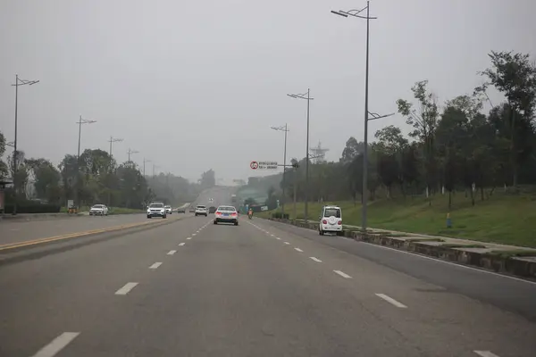 Autópálya ködös reggelen — Stock Fotó