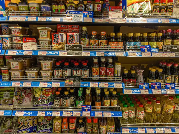 Sortiment japonská sójová omáčka na regálech v obchodě. — Stock fotografie