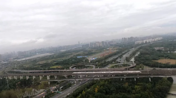 Vista aérea drone disparo de líneas ferroviarias curvas en Chengdu, China — Foto de Stock