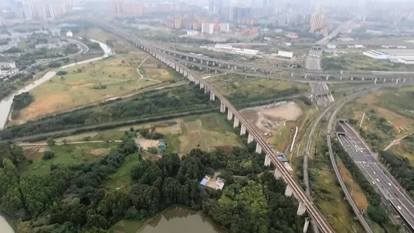 Vista aérea drone disparo de líneas ferroviarias curvas en Chengdu, China — Foto de Stock