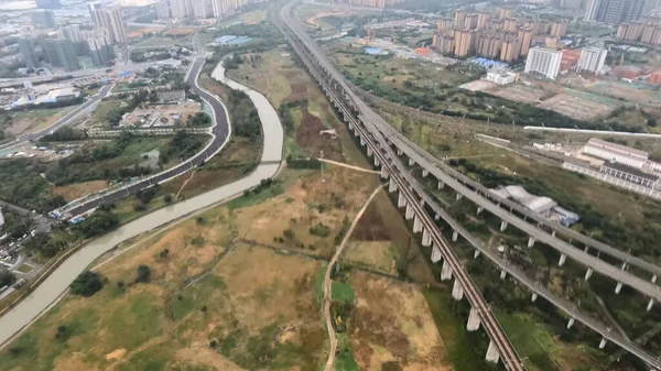 Drohnenaufnahmen von gekrümmten Eisenbahnstrecken in Chengdu, China — Stockfoto