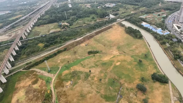 Visão aérea drone tiro de linhas ferroviárias curvas em Chengdu, China — Fotografia de Stock