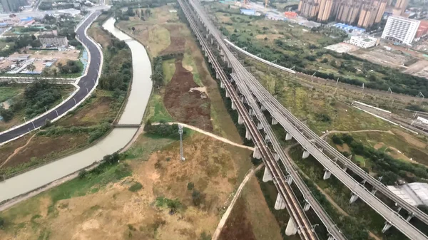 Drohnenaufnahmen von gekrümmten Eisenbahnstrecken in Chengdu, China — Stockfoto