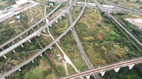 Vue aérienne plan de drone de lignes de chemin de fer incurvées à Chengdu, Chine — Photo