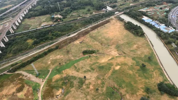 Visão aérea drone tiro de linhas ferroviárias curvas em Chengdu, China — Fotografia de Stock