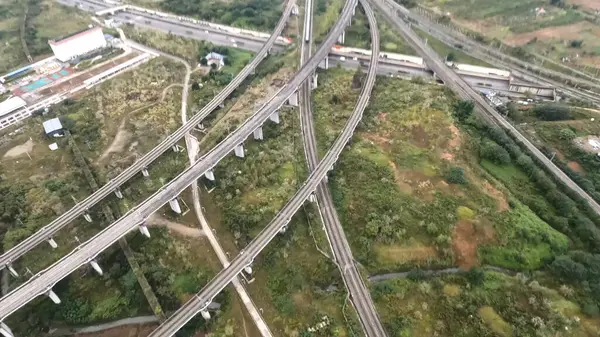 Luchtfoto drone schot van gebogen spoorlijnen in Chengdu, China — Stockfoto