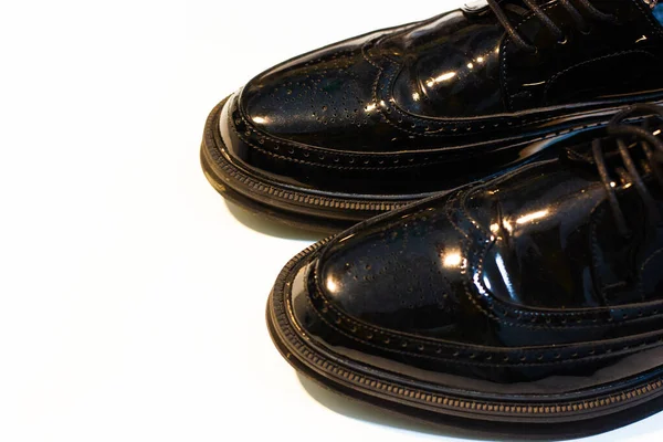 Eleganckie skórzane buty męskie izolowane na białym tle. — Zdjęcie stockowe