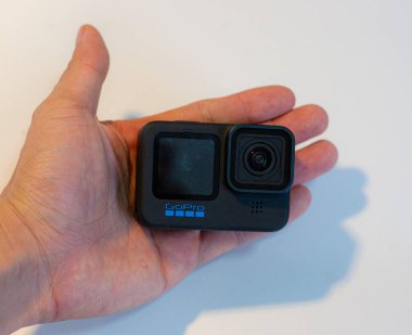 GoPro Kahraman 10 Black Edition beyaz arka planda. 20 Ekim 2021