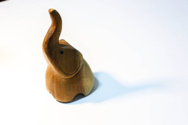 Beyaz arka planda izole edilmiş ahşap fil