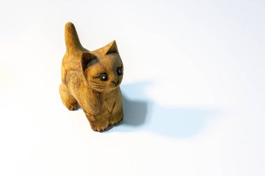 Hafif arka planda komik ahşap kedi. Yakın plan.