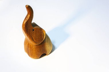 Beyaz arka planda izole edilmiş ahşap fil