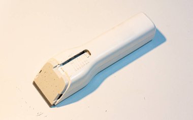 Beyaz arkaplanda saç kırpıcısı izole edildi