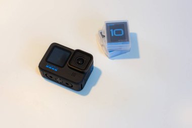 GoPro Kahraman 10 Black Edition beyaz arka planda. 20 Ekim 2021