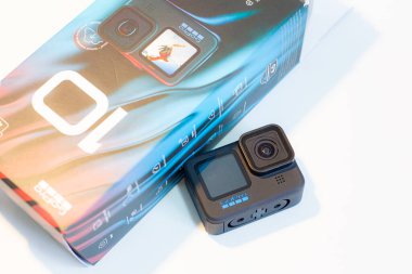 GoPro Kahraman 10 Black Edition beyaz arka planda. 20 Ekim 2021
