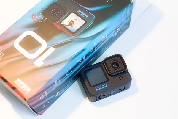 GoPro Kahraman 10 Black Edition beyaz arka planda. 20 Ekim 2021