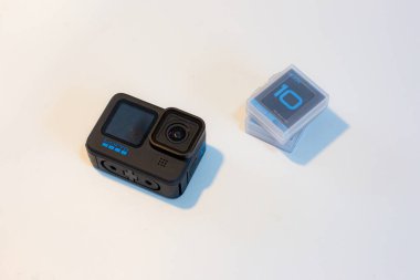 GoPro Kahraman 10 Black Edition beyaz arka planda. 20 Ekim 2021
